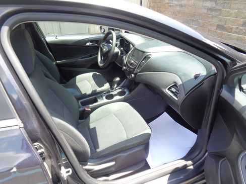 Used 2017 Chevrolet Cruze LT w/ Convenience Package image 10