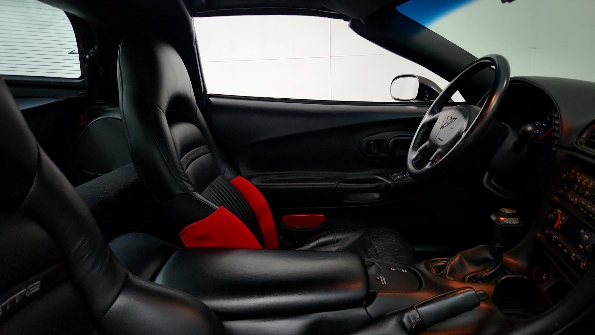 Used 2004 Chevrolet Corvette Coupe RWD image 24