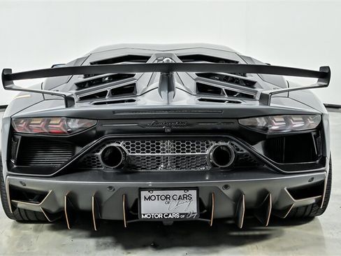Used 2019 Lamborghini Aventador SVJ AWD/4WD image 13