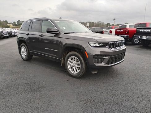 New 2026 Jeep Grand Cherokee Laredo image 3