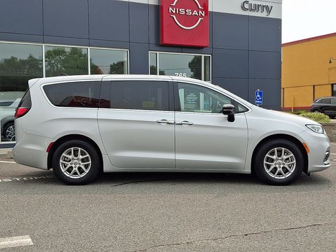 Used 2024 Chrysler Pacifica Touring-L FWD image 8