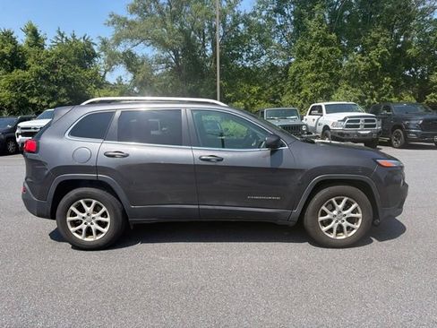 Used 2017 Jeep Cherokee Latitude w/ Comfort/Convenience Group AWD/4WD image 2