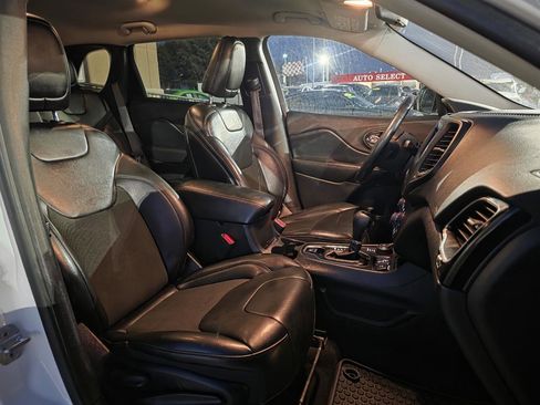 Used 2019 Jeep Cherokee Latitude Plus AWD/4WD image 21