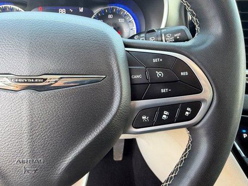 Used 2022 Chrysler Pacifica Touring-L image 35