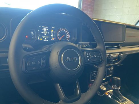 Used 2025 Jeep Wrangler Unlimited Rubicon AWD/4WD image 27
