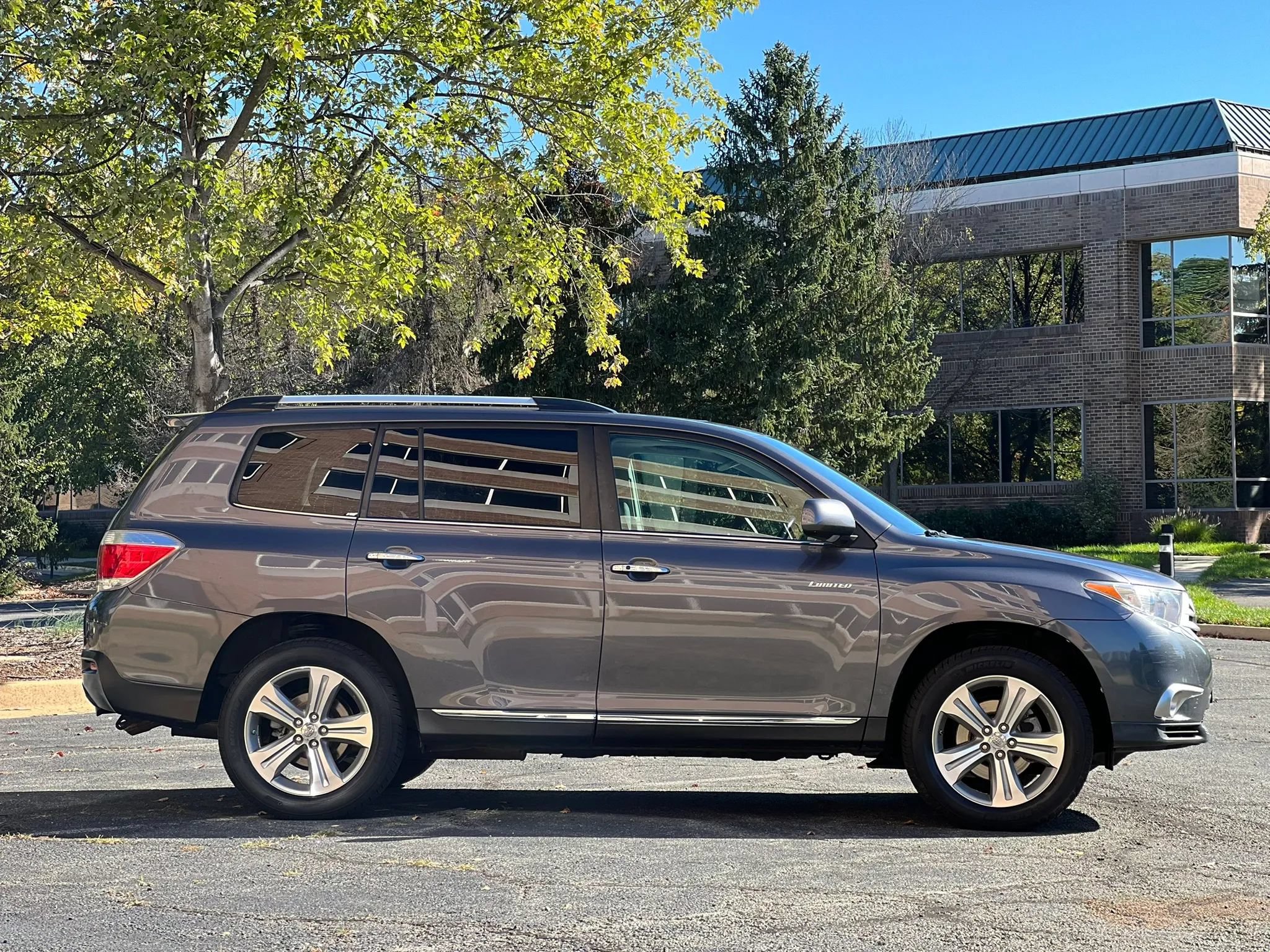 Used 2012 Toyota Highlander Limited w/ Tow Pkg AWD/4WD image 6