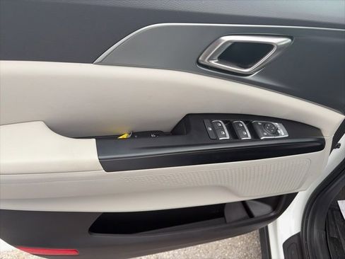 Used 2024 Kia Carnival LX image 12