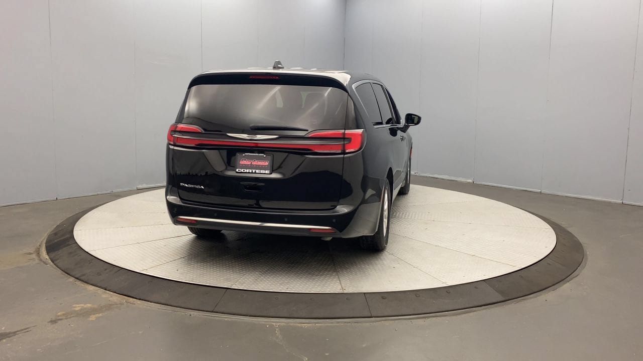 Used 2025 Chrysler Pacifica Select FWD image 4