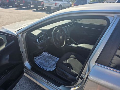 Used 2018 Toyota Camry LE image 5