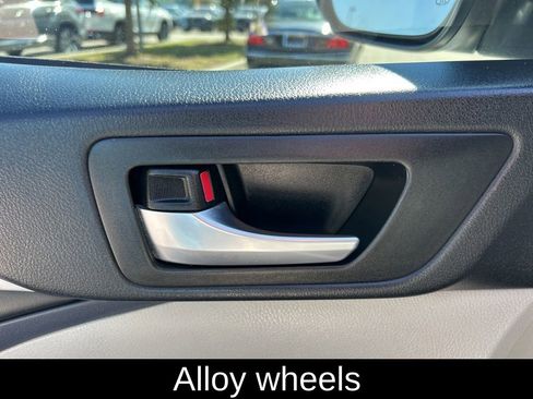 Used 2017 Toyota Highlander XLE image 18