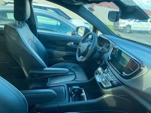Used 2025 Chrysler Pacifica Limited FWD image 4