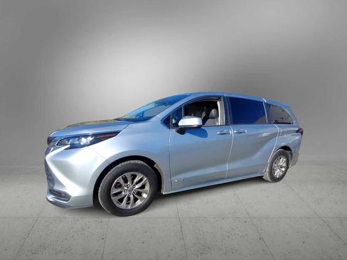 Used 2021 Toyota Sienna LE image 4