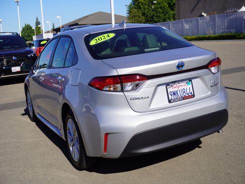 Used 2024 Toyota Corolla XLE FWD image 8