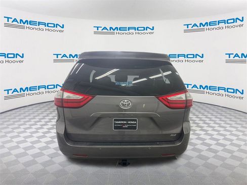 Used 2016 Toyota Sienna L image 4