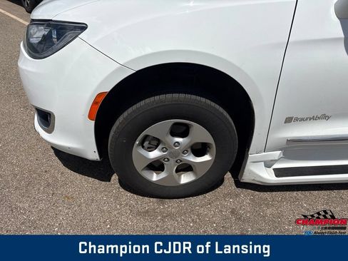 Used 2017 Chrysler Pacifica Touring-L Plus FWD image 40
