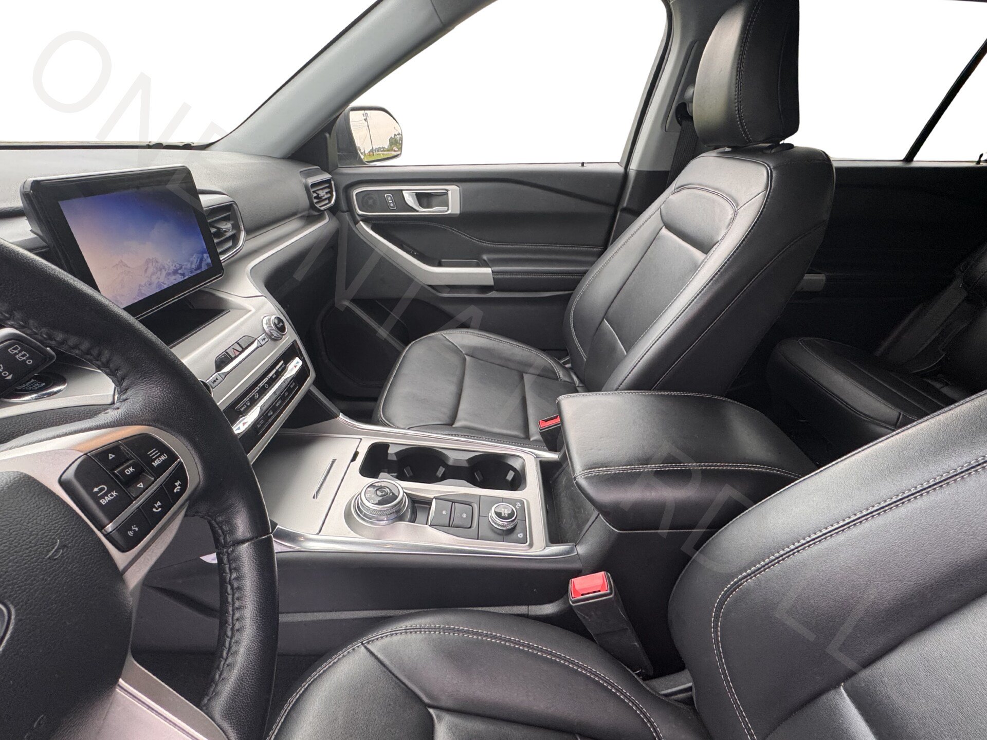 Used 2022 Ford Explorer XLT w/ Equipment Group 202A AWD/4WD image 4