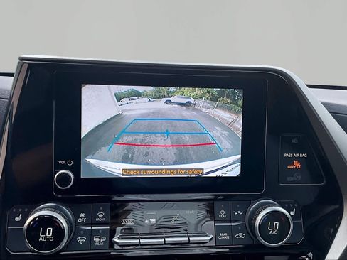 Used 2023 Toyota Highlander XLE FWD image 27