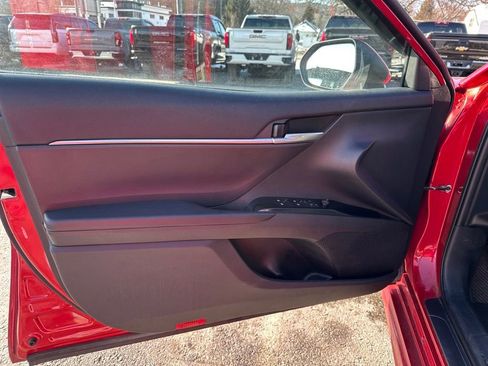 Used 2020 Toyota Camry SE w/ Sunroof Package image 10