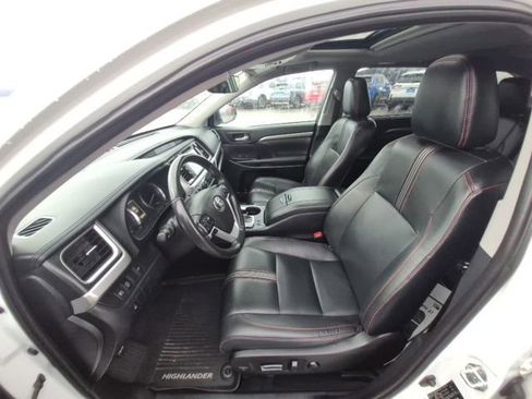 Used 2019 Toyota Highlander SE image 9