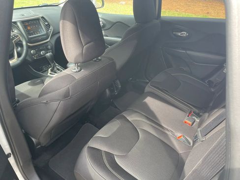 Used 2015 Jeep Cherokee Latitude w/ Comfort/Convenience Group FWD image 12