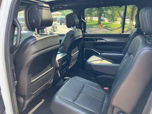 Used 2025 Jeep Wagoneer Series III w/ Premium Group I AWD/4WD image 20