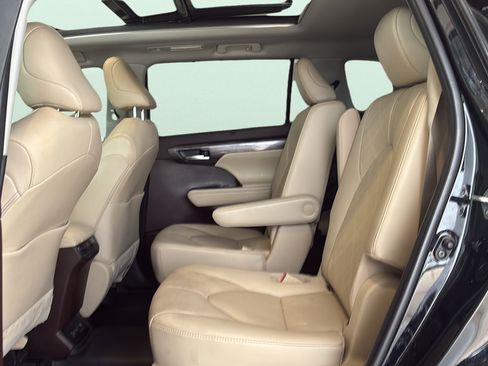 Used 2021 Toyota Highlander Platinum FWD image 25