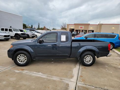 Used 2017 Nissan Frontier SV image 2