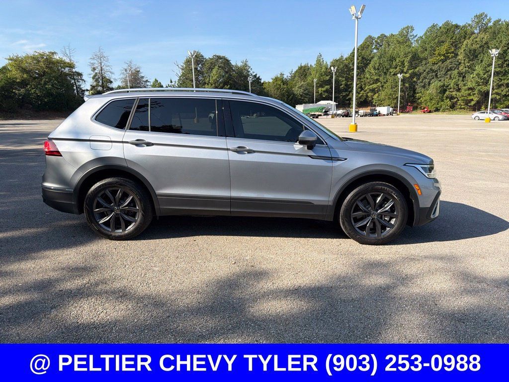 Used 2023 Volkswagen Tiguan SE w/ Panoramic Sunroof Package FWD image 5