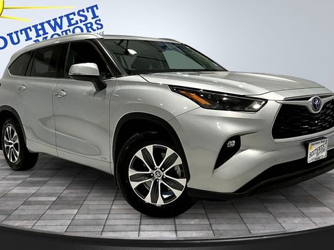 Used 2022 Toyota Highlander XLE AWD/4WD image 3