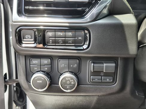 Used 2026 GMC Yukon Elevation w/ Elevation Premium Package AWD/4WD image 17
