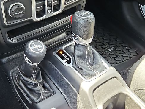 Used 2018 Jeep Wrangler Unlimited Sahara AWD/4WD image 22