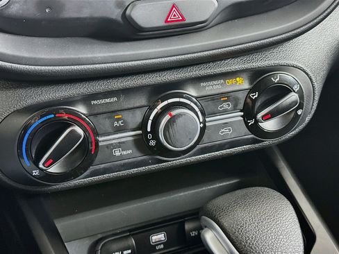 Used 2025 Kia Soul LX w/ LX Technology Package FWD image 23