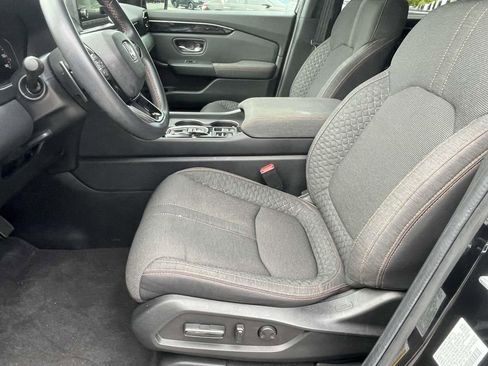 Used 2025 Honda Pilot Sport image 13