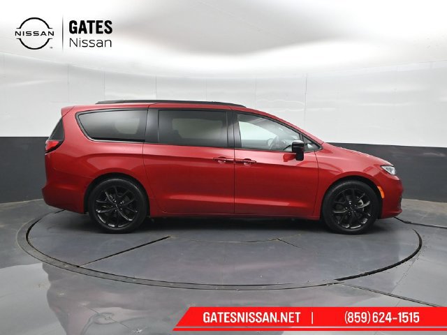 Used 2025 Chrysler Pacifica Limited FWD image 3