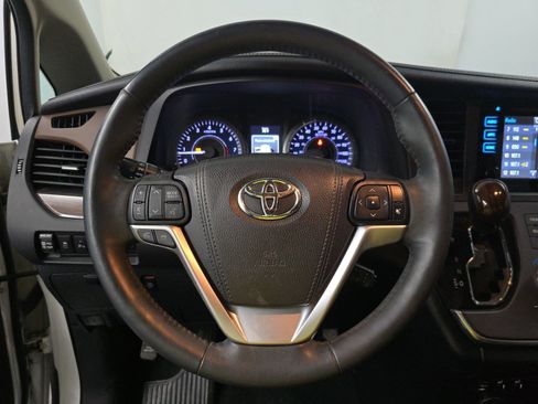 Used 2016 Toyota Sienna Limited Premium image 9