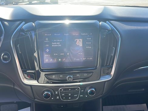 Used 2022 Chevrolet Traverse LT image 11