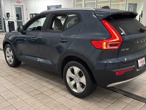 Used 2022 Volvo XC40 T5 Momentum w/ Protection Package image 7