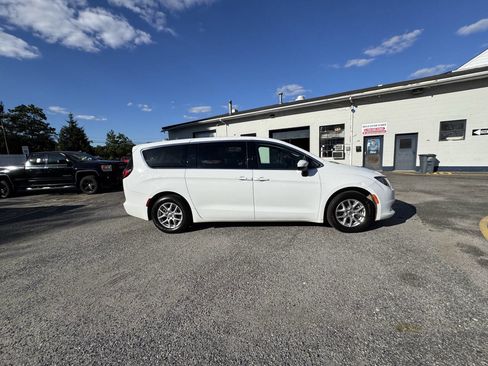 Used 2022 Chrysler Voyager LX image 8