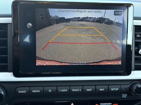 Used 2025 Hyundai Venue Limited FWD image 24