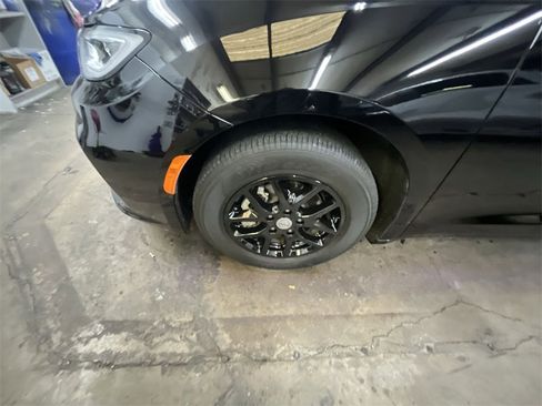 Used 2024 Chrysler Pacifica Touring-L image 10