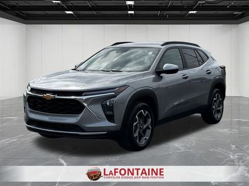 Used 2025 Chevrolet Trax LT w/ LT Convenience Package FWD image 1