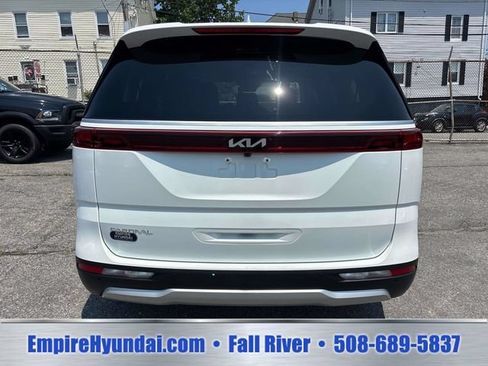 Used 2024 Kia Carnival EX FWD image 4