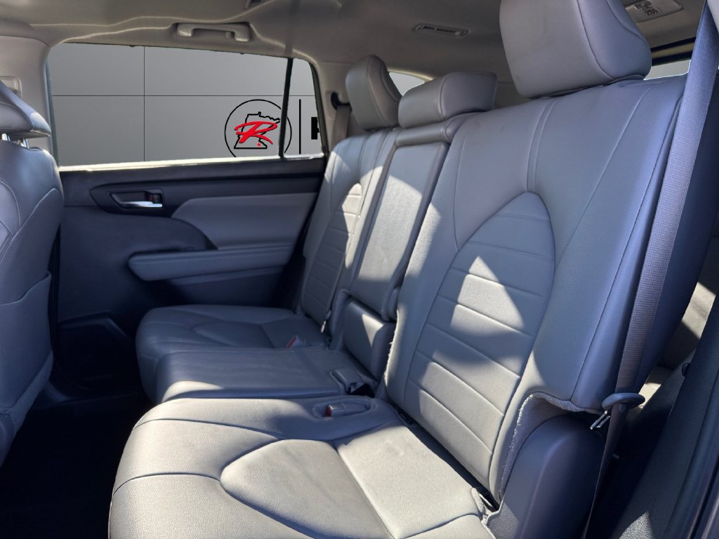 Used 2024 Toyota Highlander XLE AWD/4WD image 18