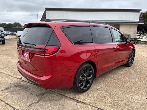New 2026 Chrysler Pacifica Select w/ S Appearance Package image 5