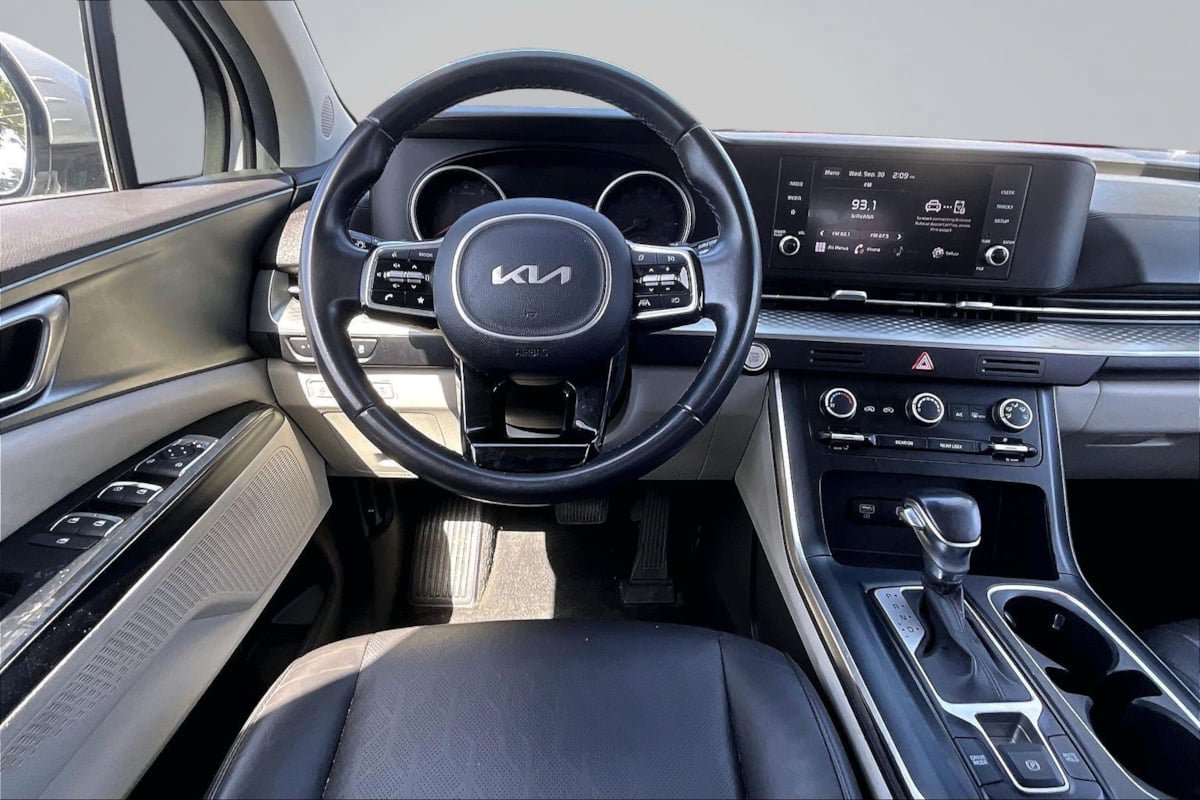 Used 2022 Kia Carnival LX FWD image 5