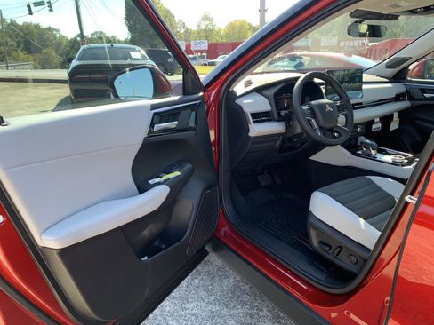 New 2025 Mitsubishi Outlander SE image 8