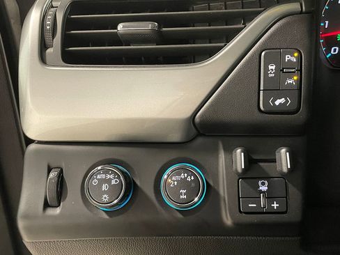Used 2018 Chevrolet Suburban Premier image 38