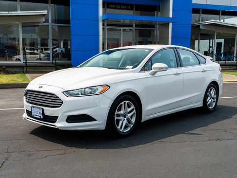 Used 2016 Ford Fusion SE FWD image 2