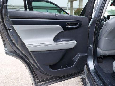 Used 2025 Toyota Highlander XLE AWD/4WD image 38
