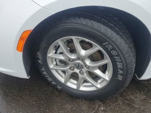 Certified 2024 Chrysler Pacifica Touring-L image 4